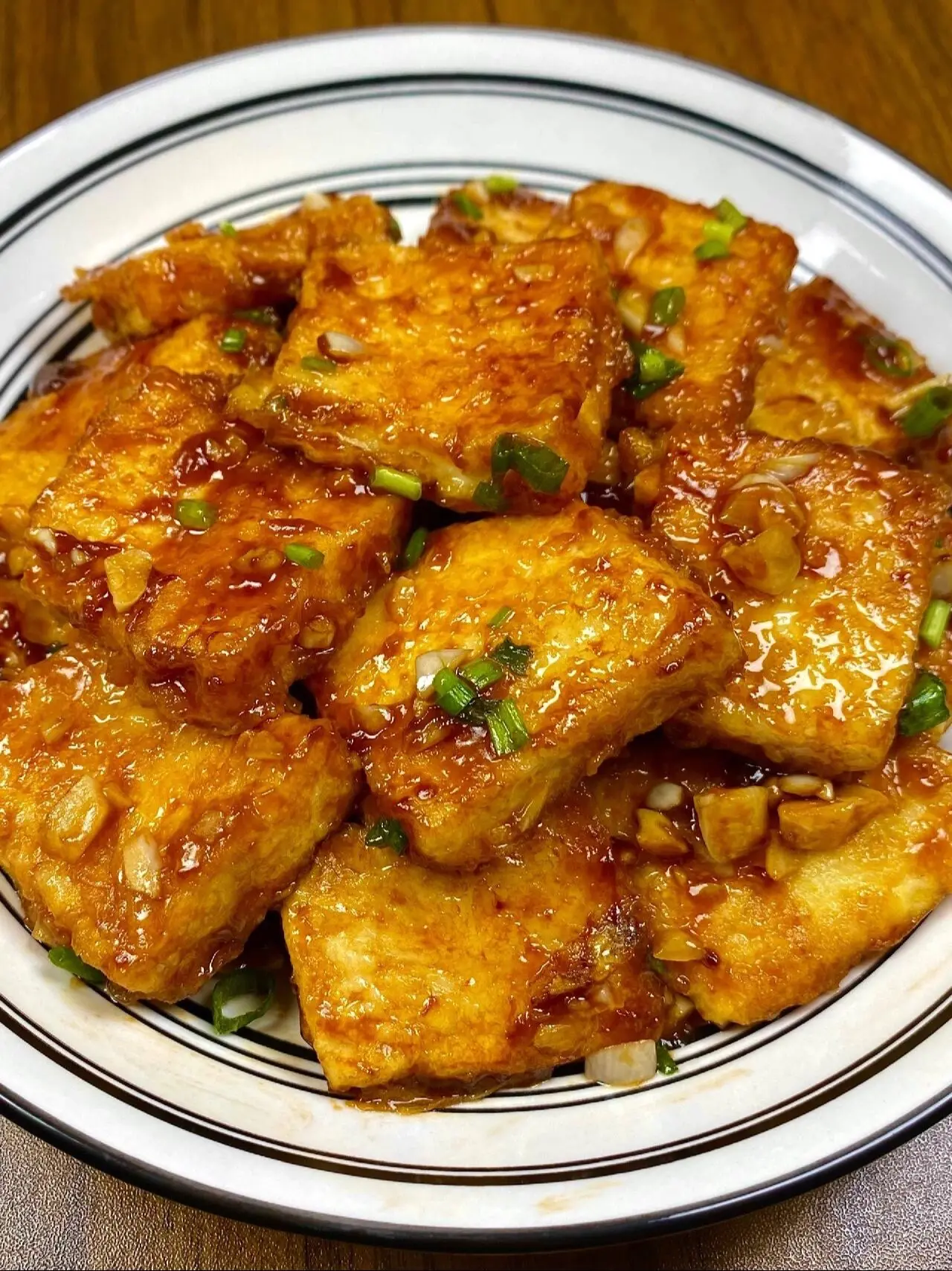 做家常菜一定要做这个豆腐，嘎嘎香。香煎豆腐！！！泰香了 病这样做的豆腐好嫩啊，外焦里嫩，好好吃呀！我和妹妹炫了一大盘，酱汁浓
郁，配米饭嘎嘎香
食材：老豆腐、蒜末、葱、鸡蛋、淀粉
做法如图所示
