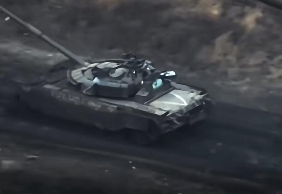 未来科技感十足，机械战士在行动！🚀🤖