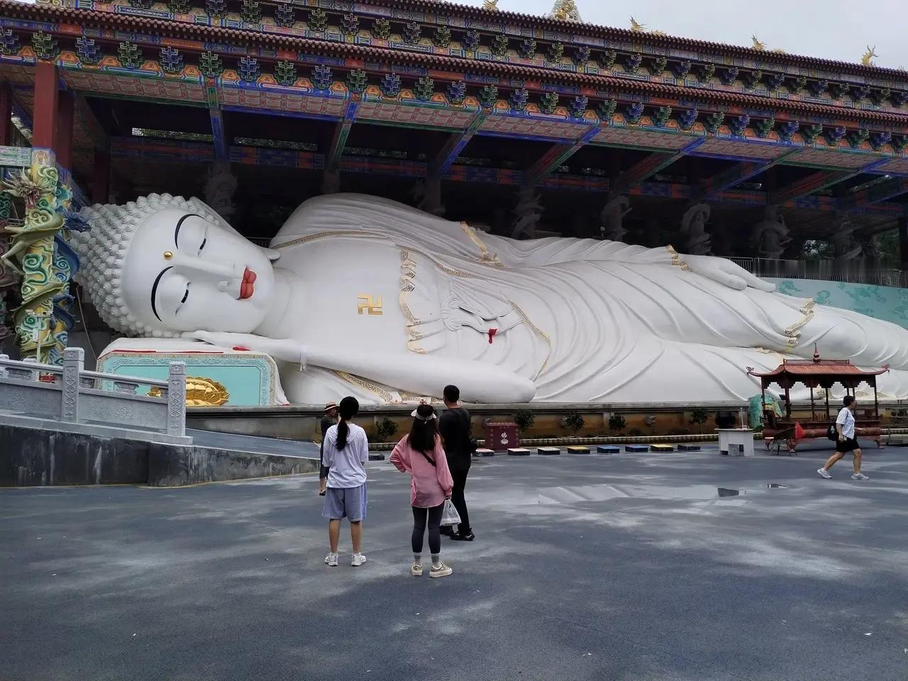 四川省绵阳圣水寺，亚洲第一大卧佛。

卦佛长46的汉白玉卧佛，安祥横卧于金殿之上