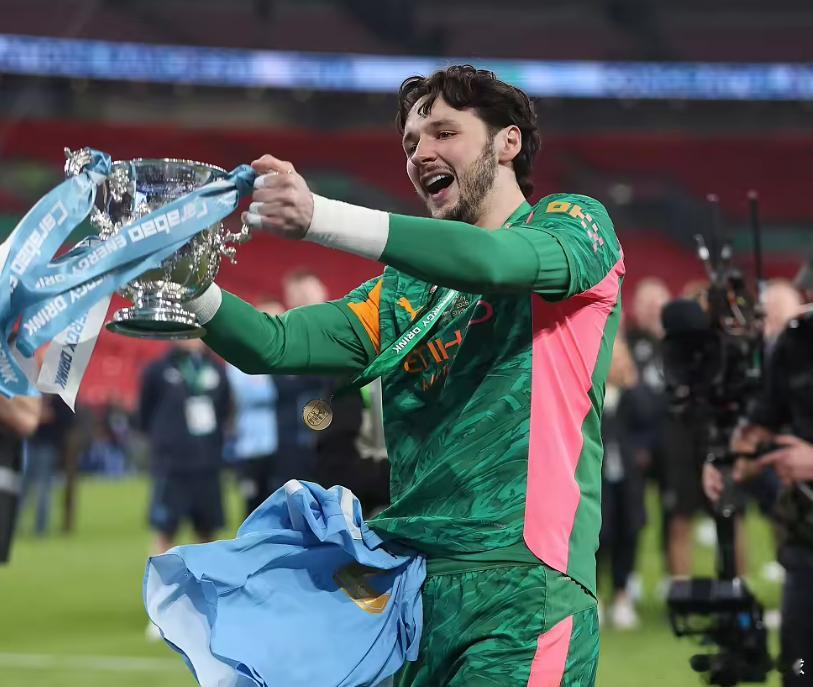 根据德天空记者普莱滕贝格消息，曼城门将特拉福德愿意在今夏离队，以获得稳定的出场时