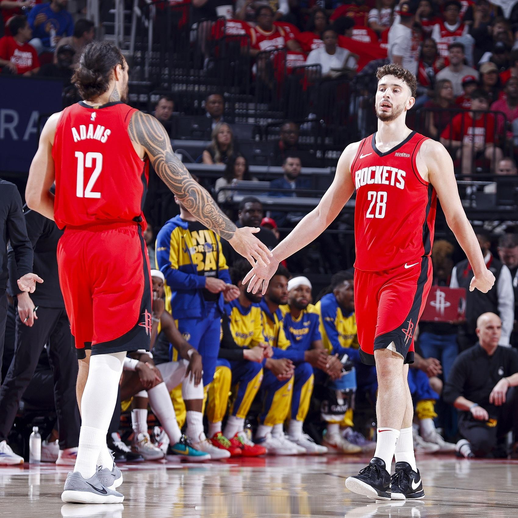 申京谈亚当斯：“你知道，他和队友们相处得非常融洽。他给球队带来了韧性，总是全身心