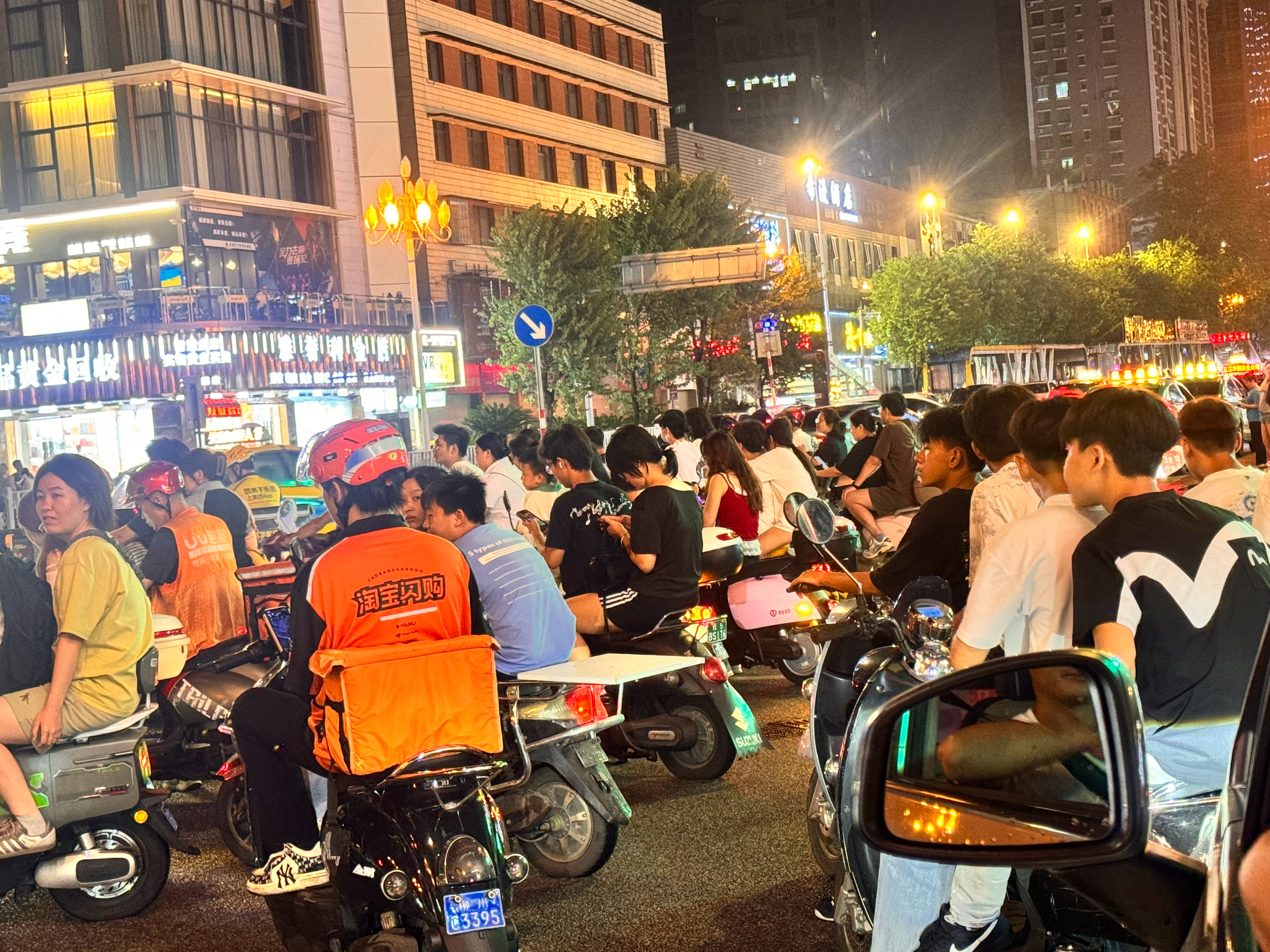 满大街的奇怪人类 剁椒鱼头和讲脏话的未成年 柳州·五星商业步行街