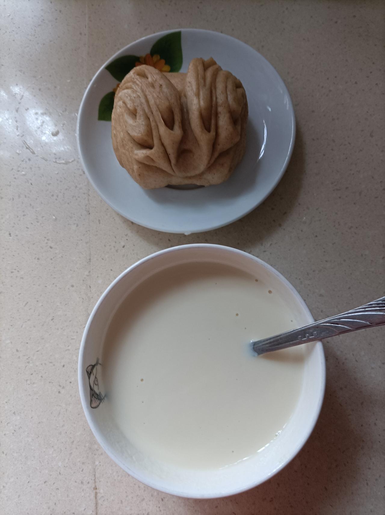 春日三餐打卡今日早餐打卡:全麦花卷，豆浆，鸡蛋，吃得饱，营养也够了！