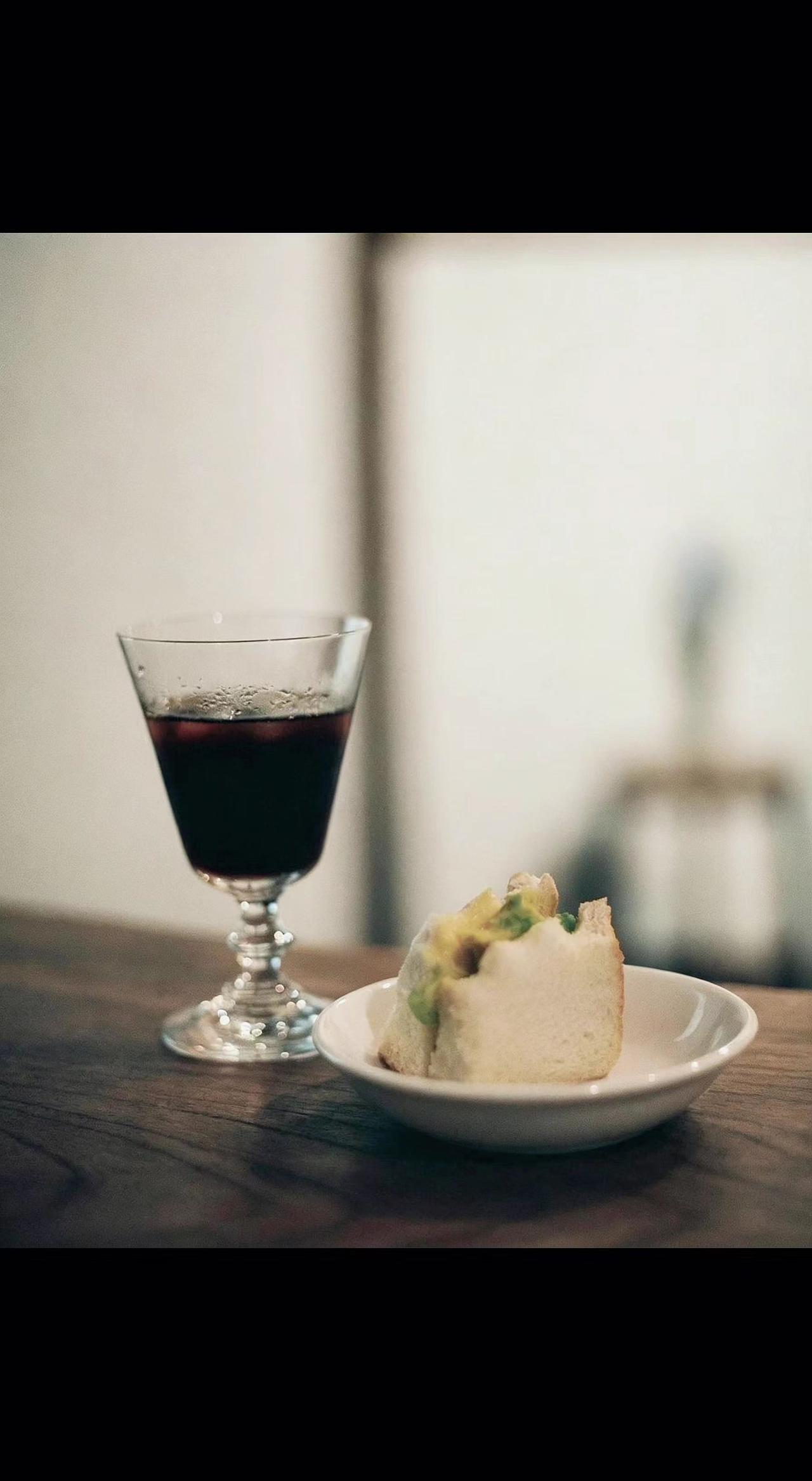 🍷深夜独酌，琥珀色液体在杯中摇晃成凝固的时间。牛油果三明治像座小绿山，咬下去是
