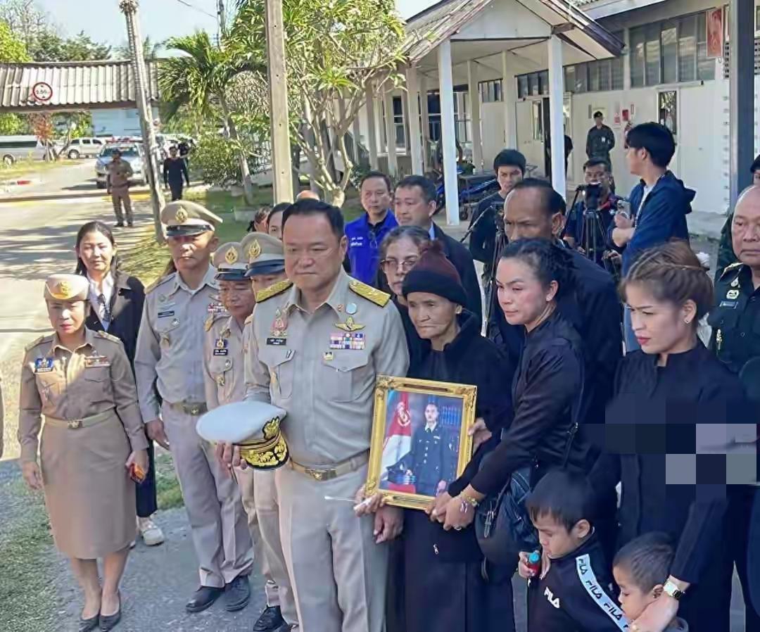 ​泰国真的不想停手了，这时候打得柬埔寨都喘不过来。为此，美方、中方试图想劝其停手