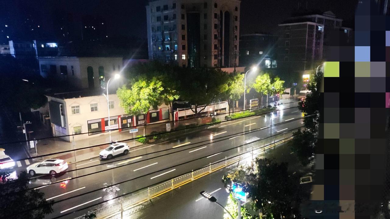 夜晚的雨景最能打动人

明天就要大降温了，看着窗外的雨景感觉思绪一下子回到了以前