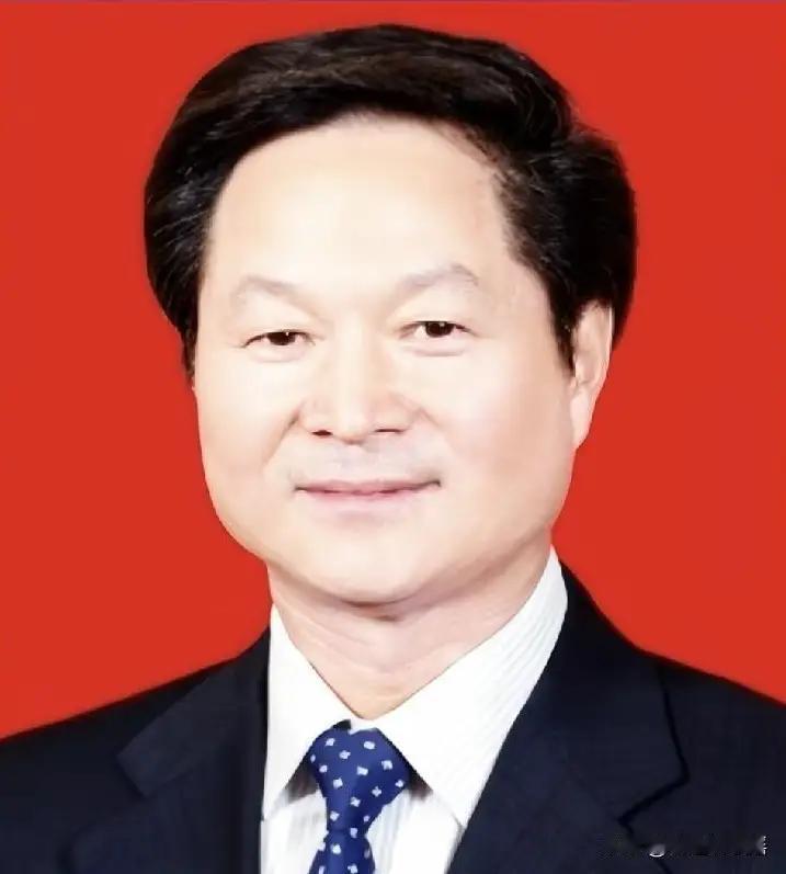 我跟苏州体制内的朋友通电话，他第一句就是“吓死了！金海龙居然被查了！”声音都在抖