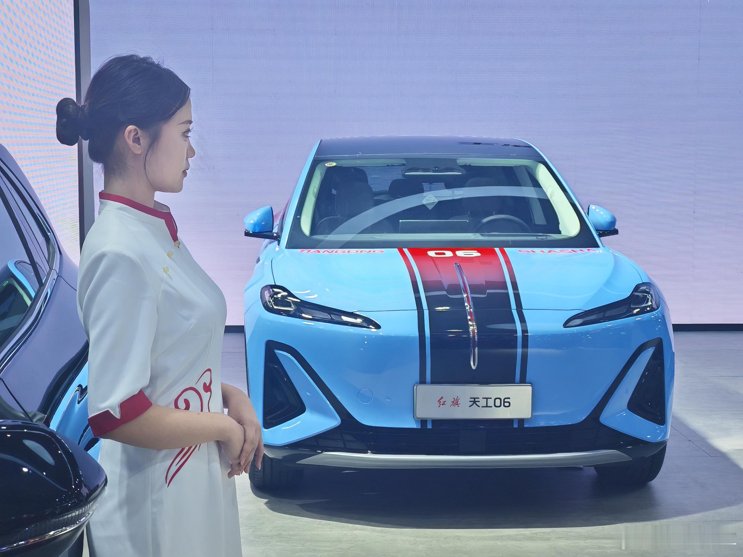 5月1日，一汽红旗品牌在2025第十八届南京车博会现场举行“红旗H5PHEV&红