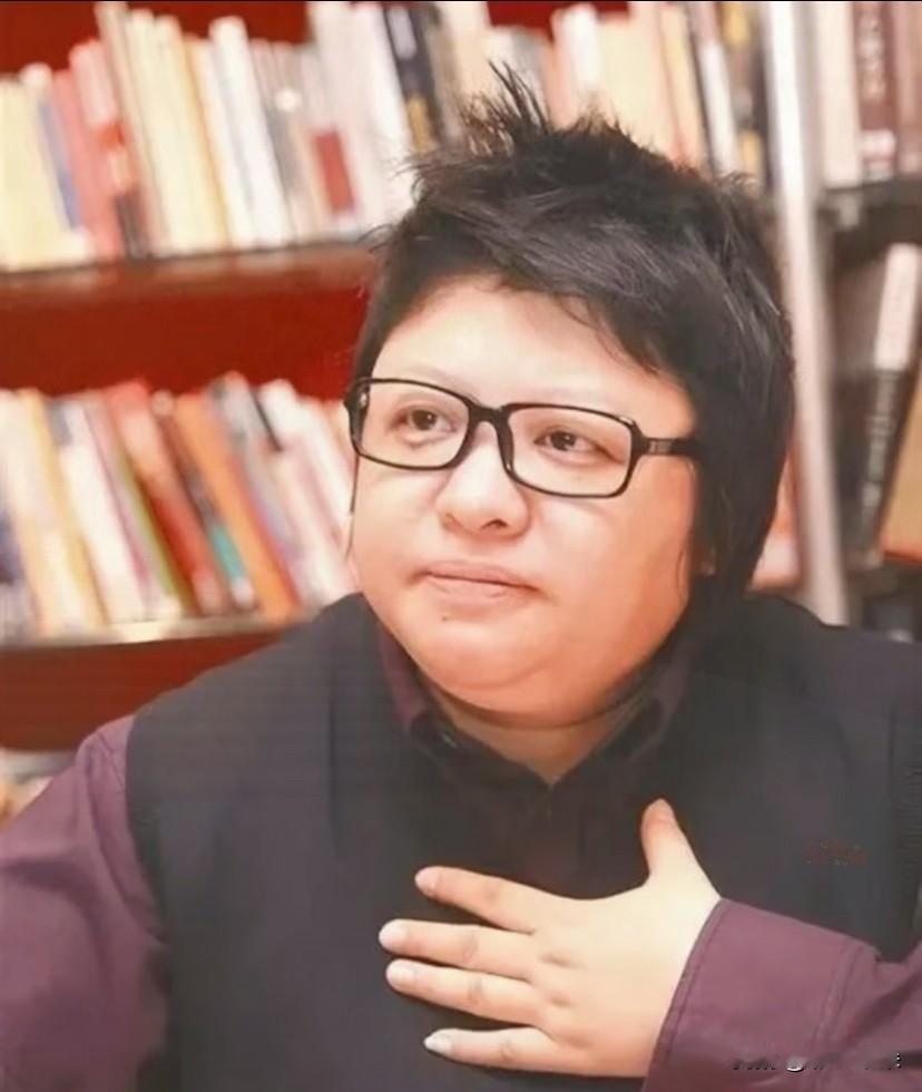 说真的，最近盯着韩红那点事儿看，心里挺不是滋味。

很多人觉得看新闻就是看个热闹