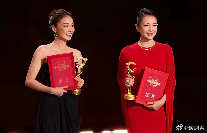 月20日CMG电影盛典，章子怡和高叶同获影后。上台时高叶不慎踩空崴脚，险些摔倒，