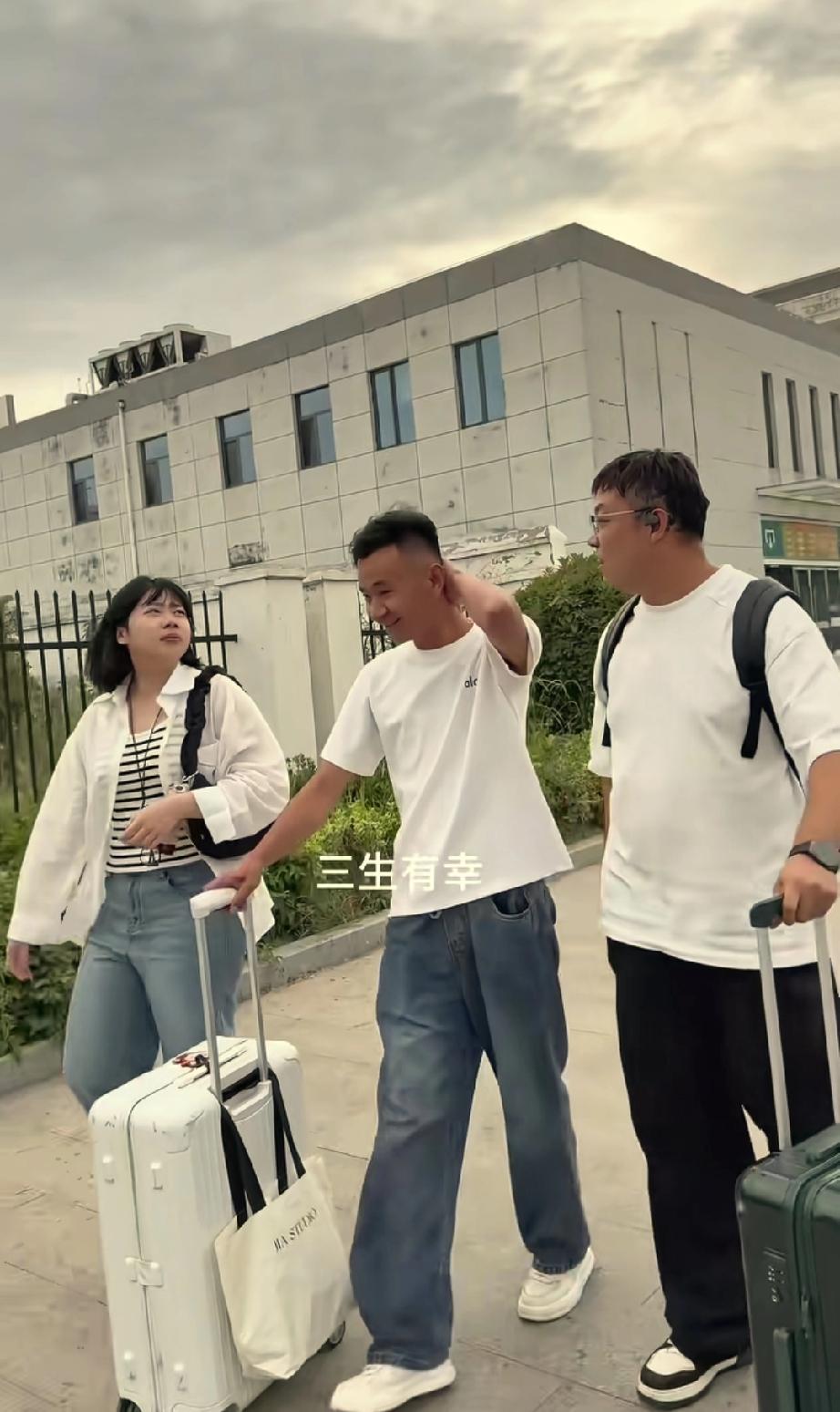 厉怀远发布视频称他曾经很落魄， 现在有家人相伴 ，有父母可依 ，他的人生后半场已