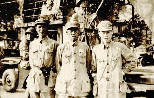 1949年8月1日建军节在杭州。左起：谭知耕、陶勇、金冶。