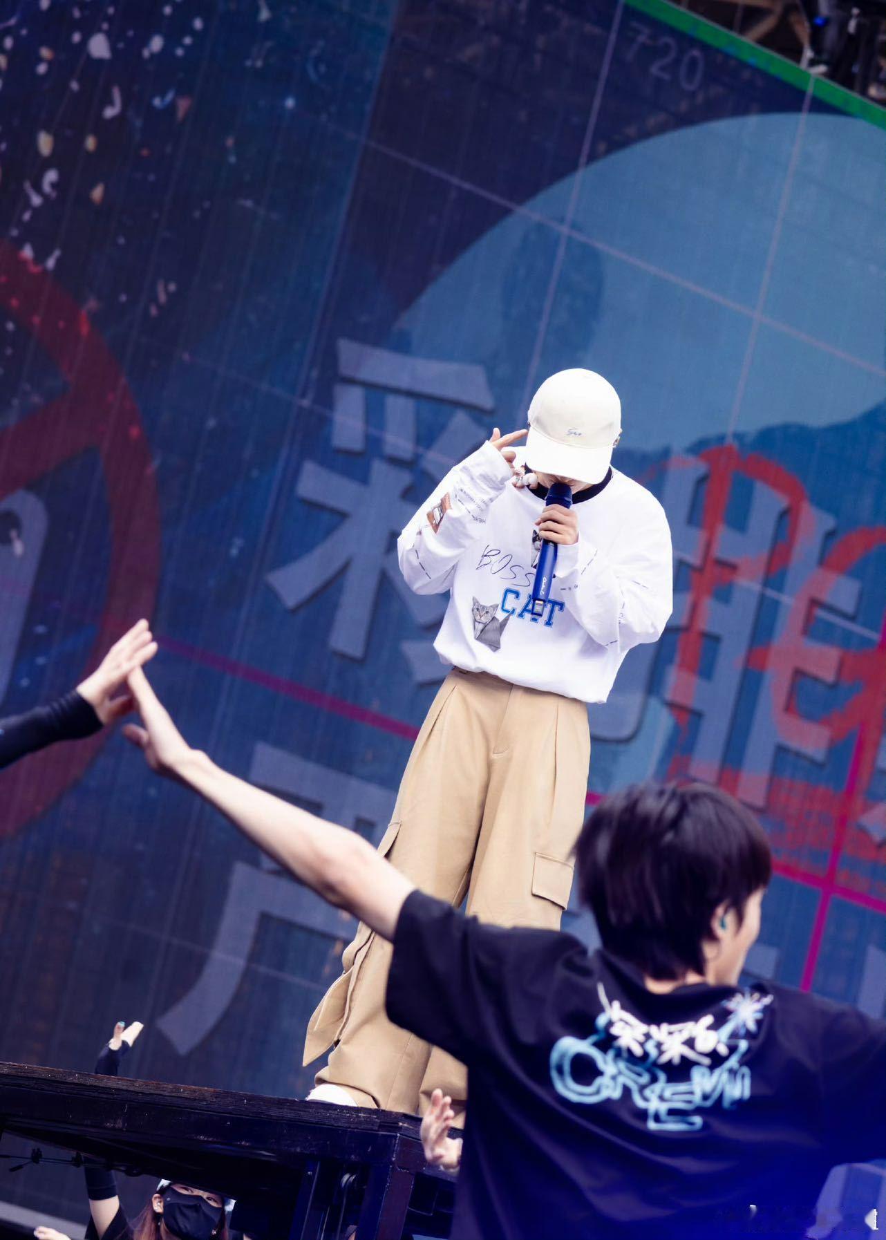 周深国乐无双 悄悄串门还和宋亚轩互逗，这俩凑一块画风太逗了，坐等正片！ 