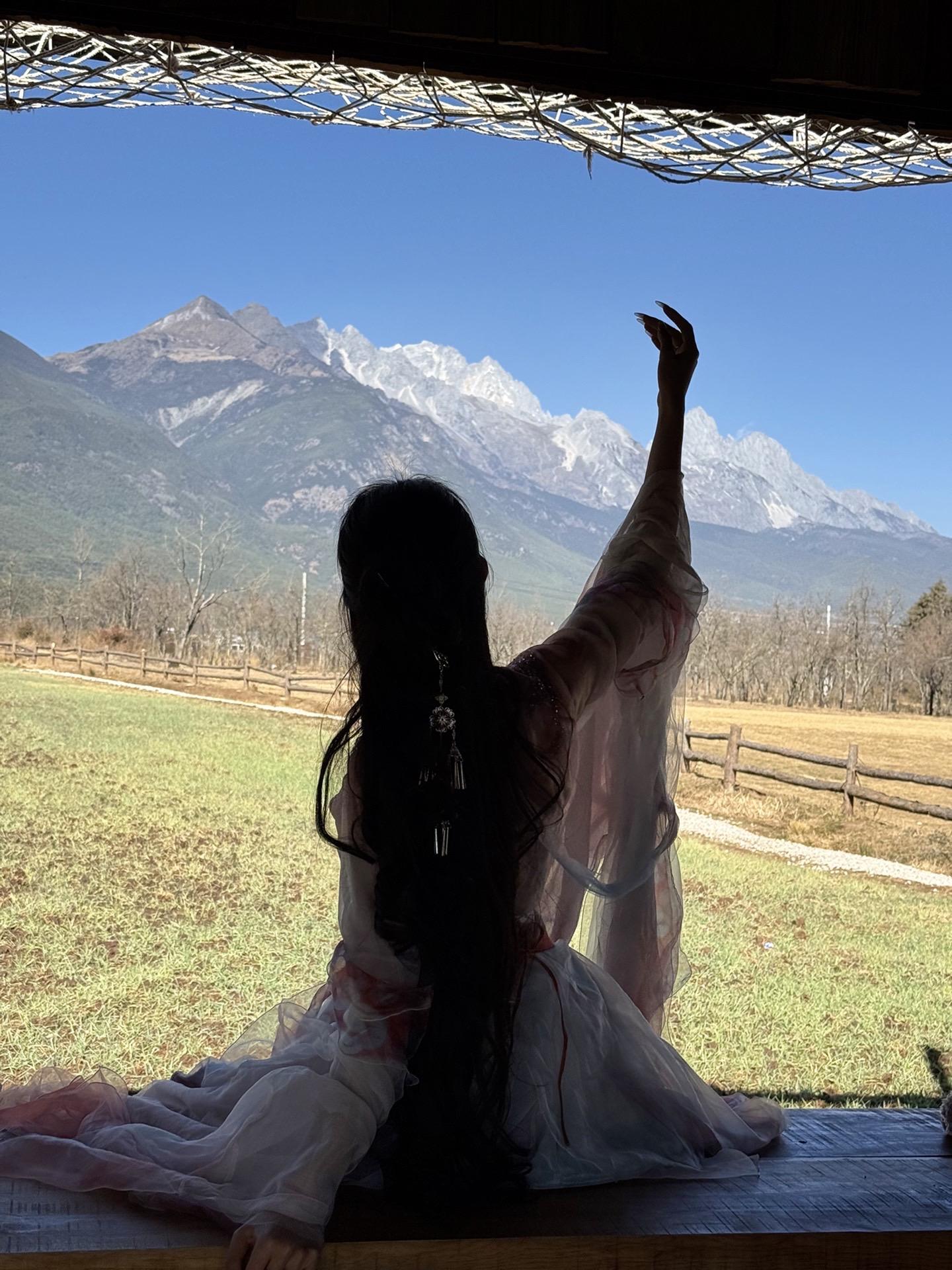 “雪山下住着世代守护着雪山的神女。”