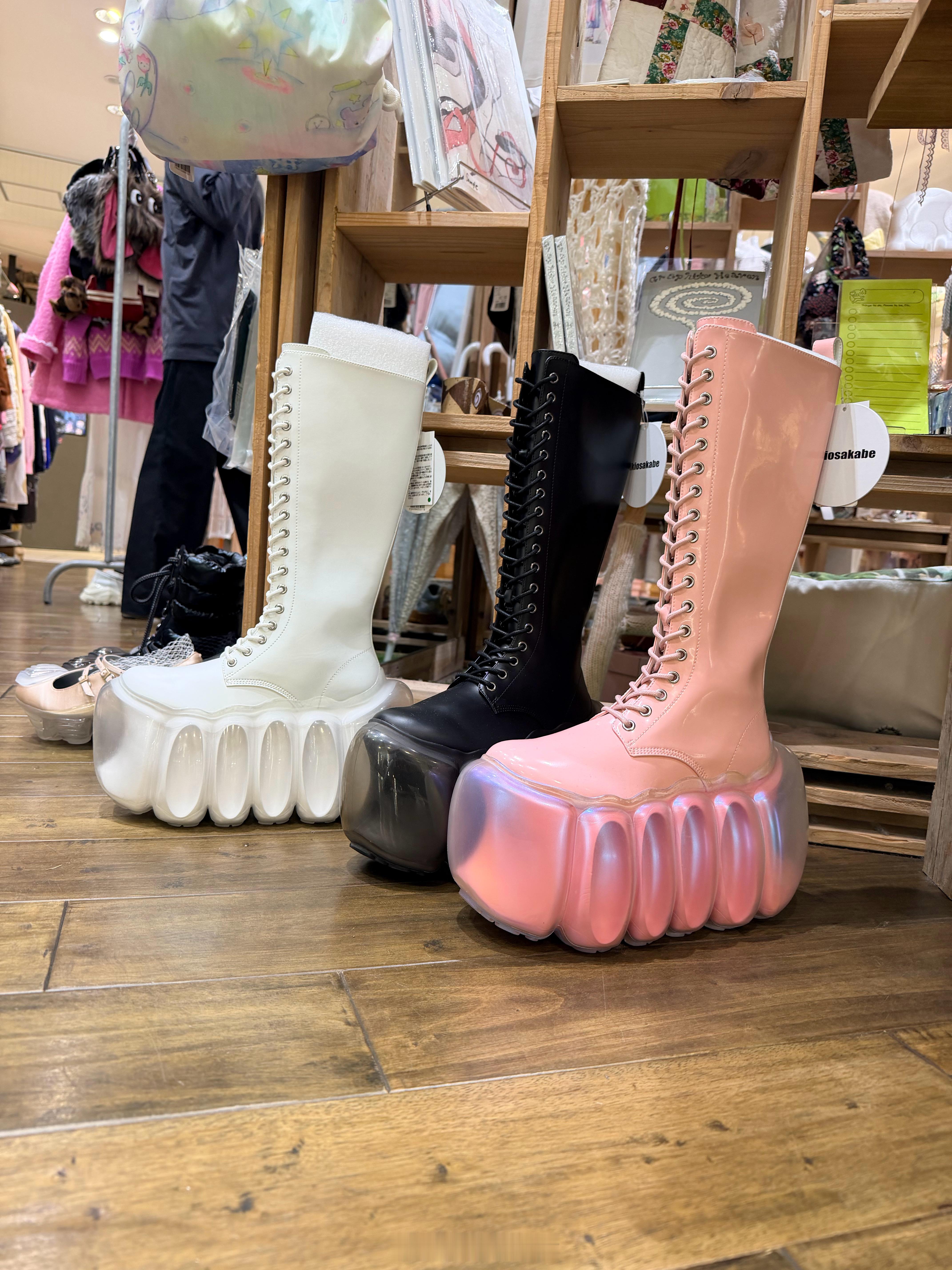 在日本逛街，看到了一种厚厚的增高松糕鞋。群里大家在讨论，究竟什么样的女孩外穿？我