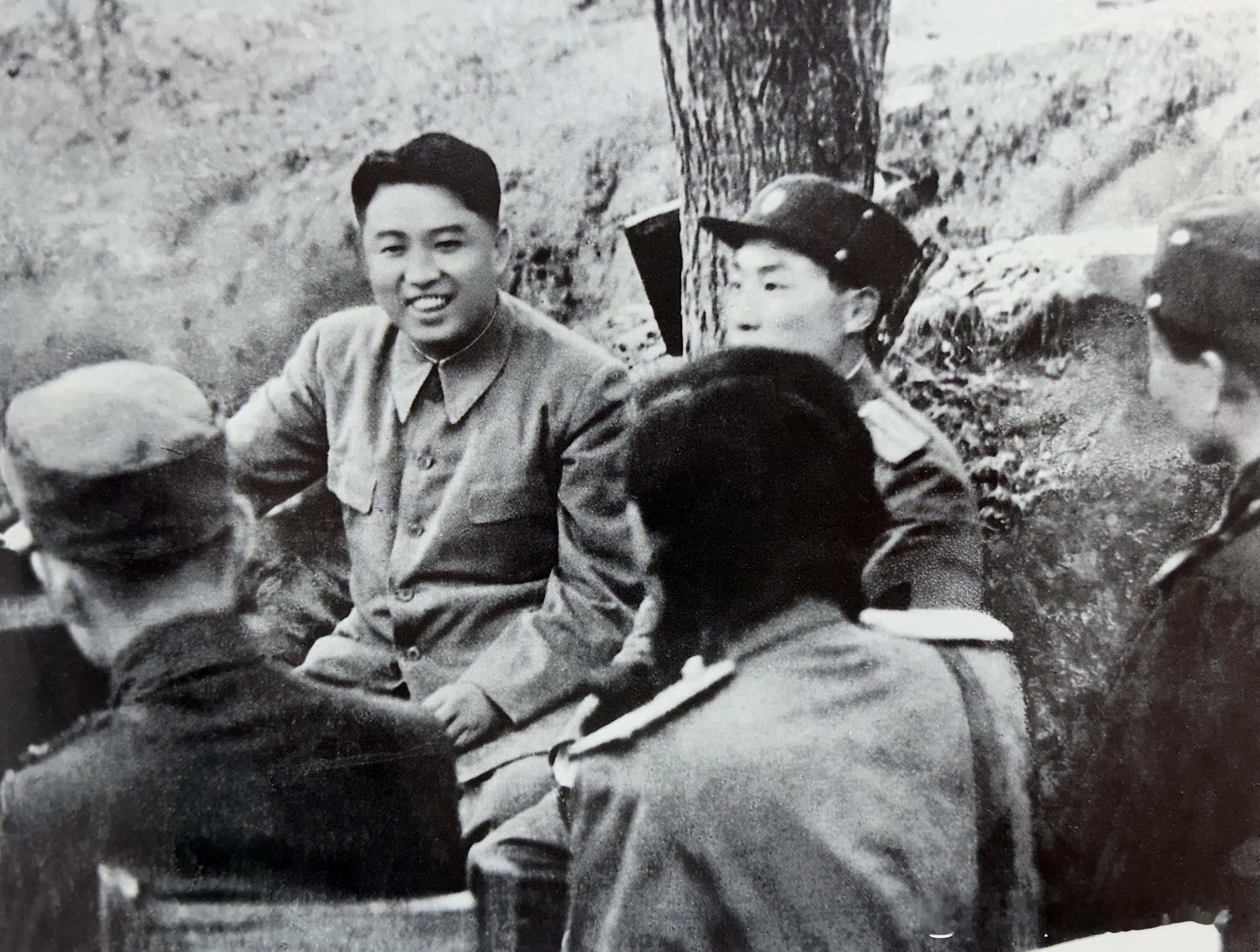 1951年6月金日成接见朝鲜人民军英模与他们亲切交谈军事历史全触达 ​​​