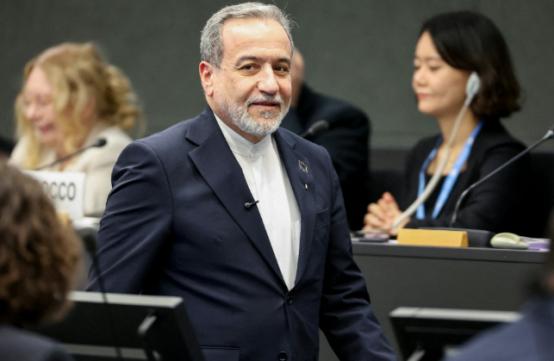 停火协议敲定前数小时，伊朗境内突发的一幕，直接震惊了全世界！
 
简直是拿命在赌