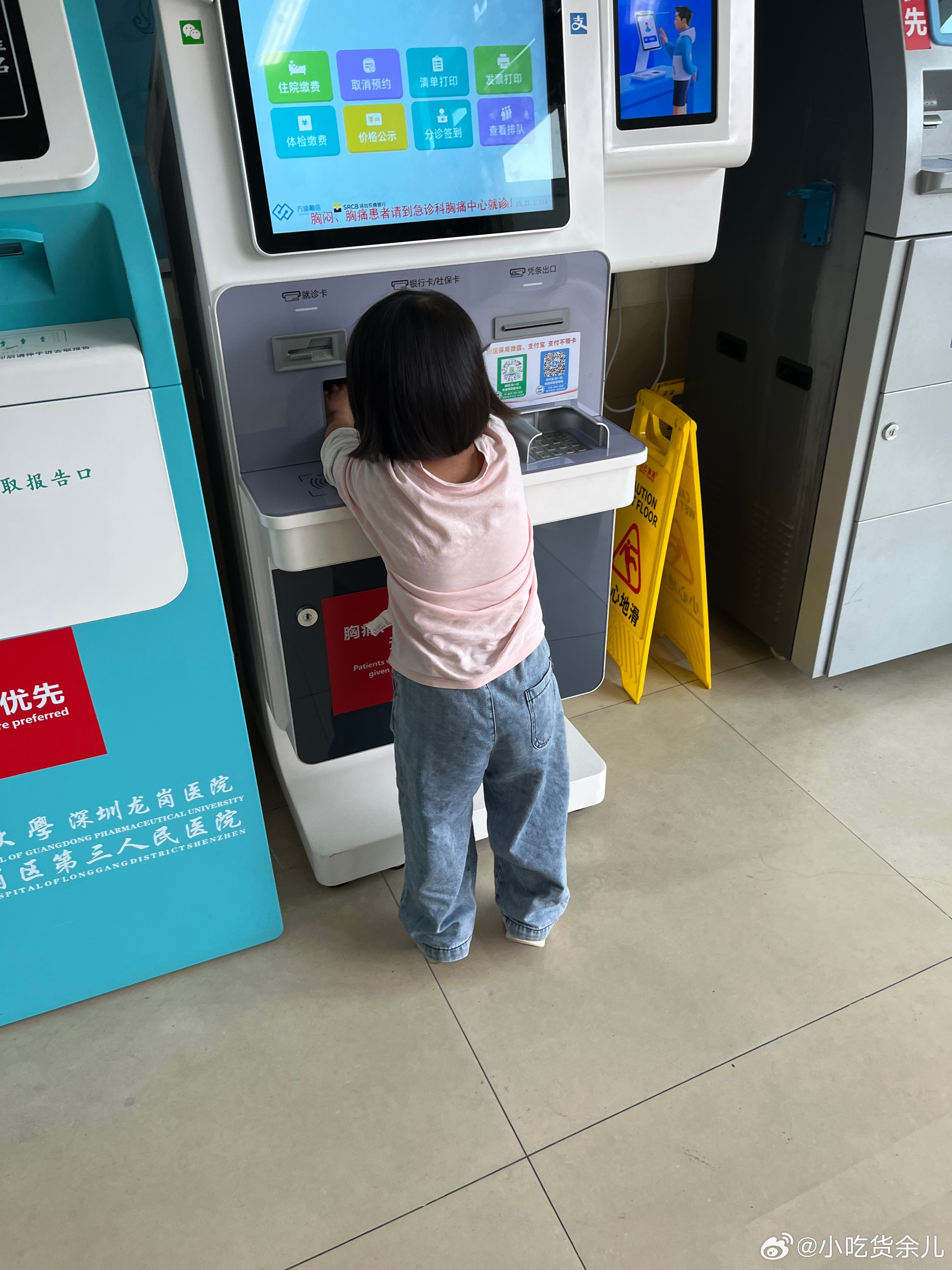 还没到我们，医生太忙了，在等的时候，看到一个小孩抱着进来，被烫伤，好严重，要住院