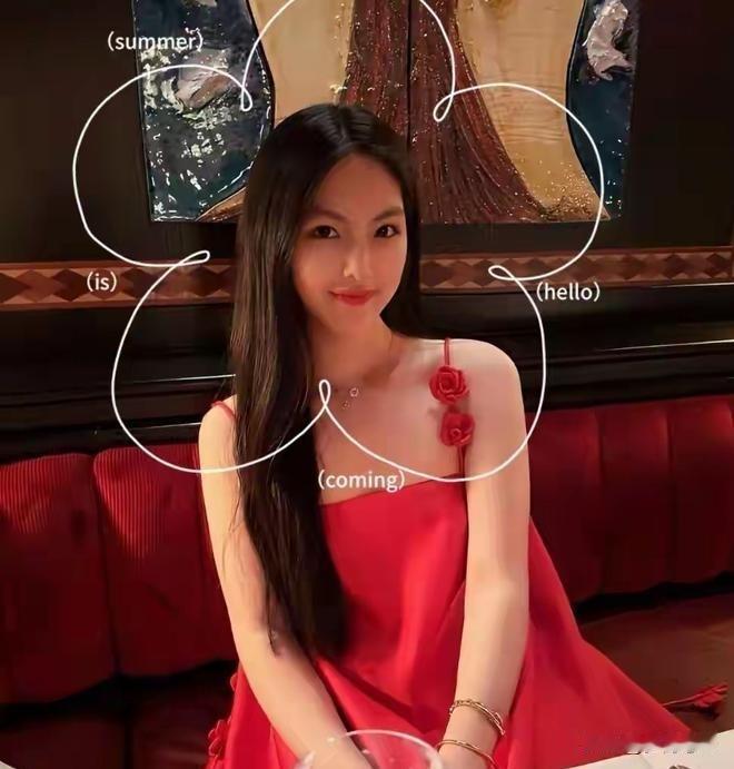 刷到王诗龄近照，
我第一反应不是
“像不像李湘”，而是这姑娘站那儿，还挺落落大方