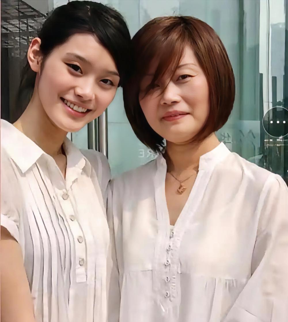 这是奚梦瑶19岁读大二时，和妈妈参加选秀时的合影。母女俩眉眼酷似，身高都超一米七