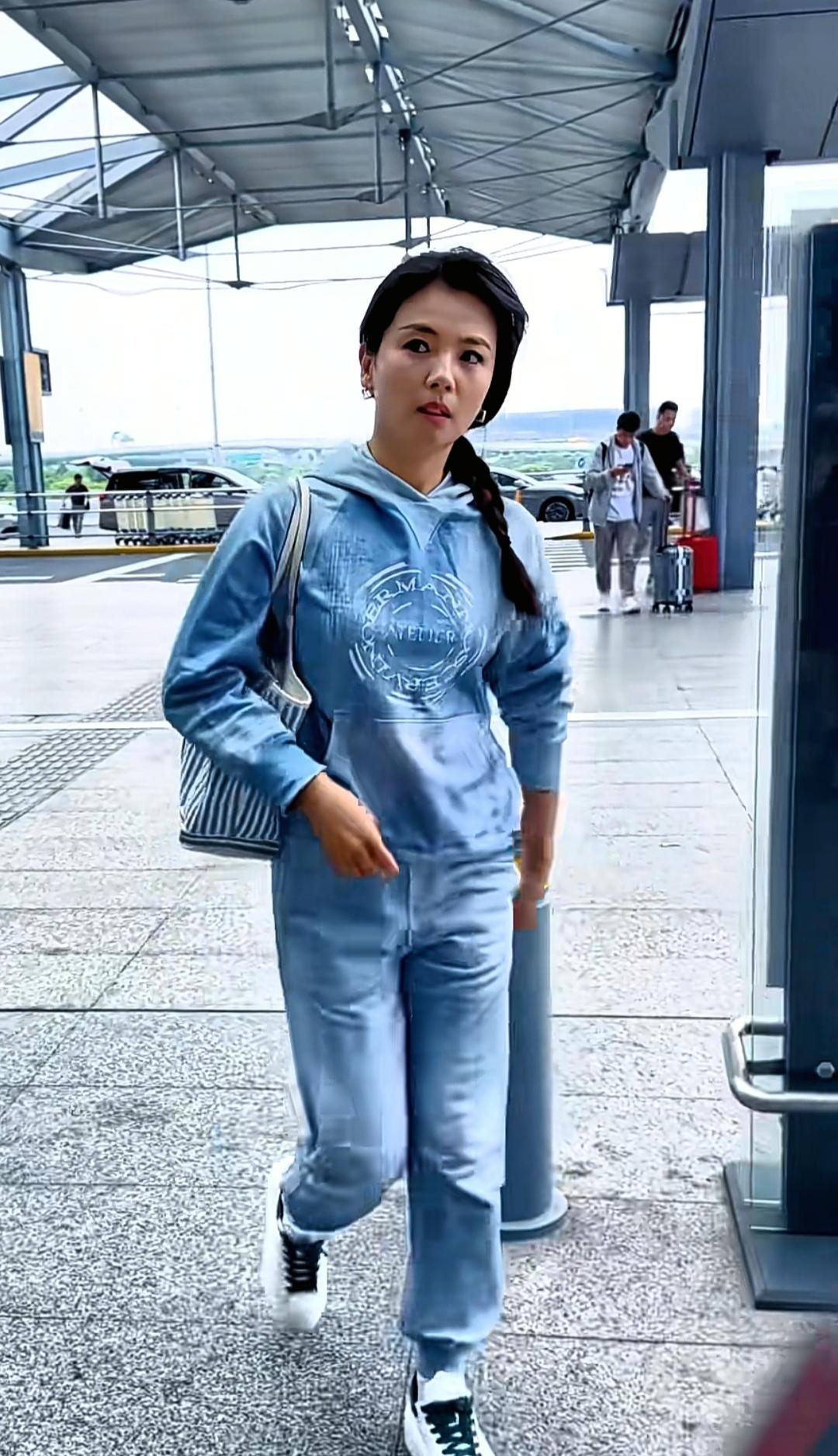 47岁的刘涛也开始焦虑了，
在节目里，
她坦言自己挺焦虑的，
因为身体亮红灯了，