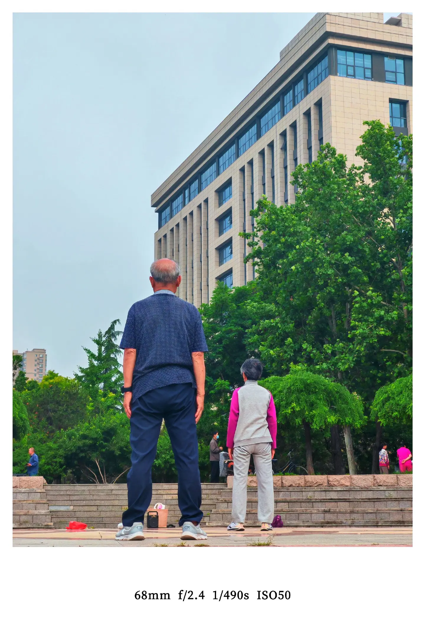 红桥边，垂钓的人静静坐着，连时光都慢了下来；广场上，跳舞的阿姨们裙摆飞...