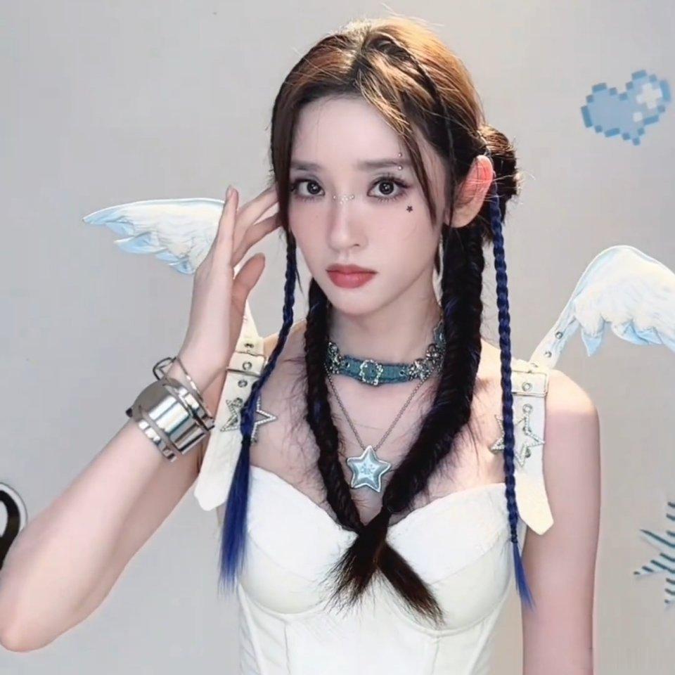 唐艺昕 全程专注歌曲表演，分心不存在，唐艺昕连辫子掉了都没发现，投入度拉满唐艺昕