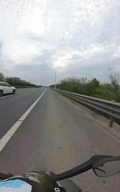 还好戴了头盔，要不然就要被鸟儿爆头了……
一辆重型机车在高速路上行驶着，一只大鸟