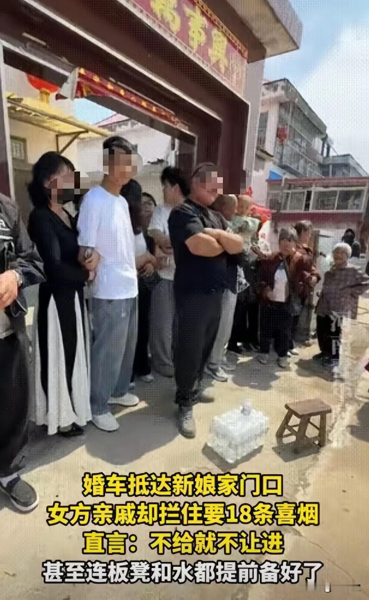 江苏沭阳，新郎带队去接亲，婚车队刚到女方家门口，新郎脸上的笑还僵在那儿呢，门口亲