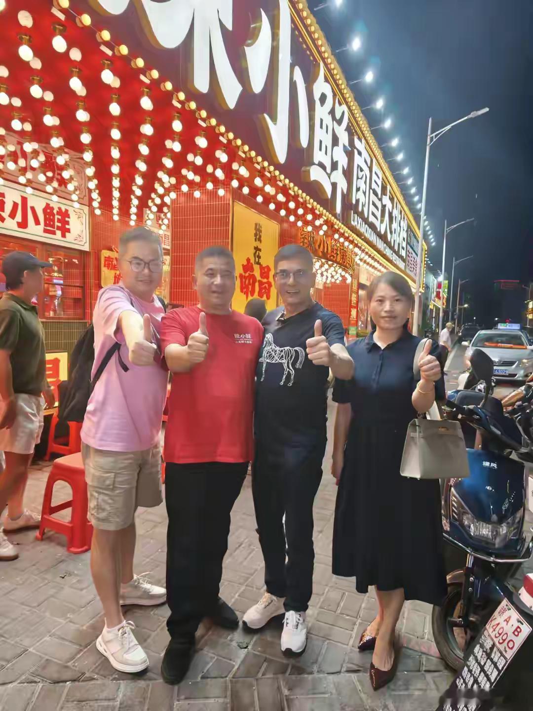 71岁李国麟在南昌吃大排档，乖乖排队不耍特权，点了一大桌南昌菜！！！ ​​​