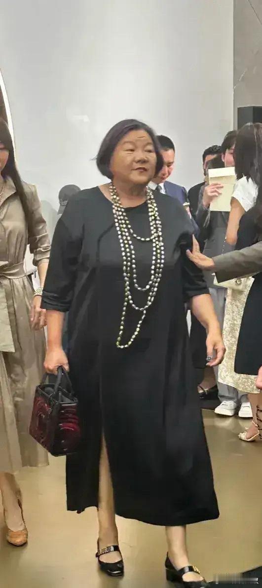 陈凯歌前妻洪晃参加活动近照女人三分长相七分打扮洪荒确实自信不装不擦脂抹粉这是绝对