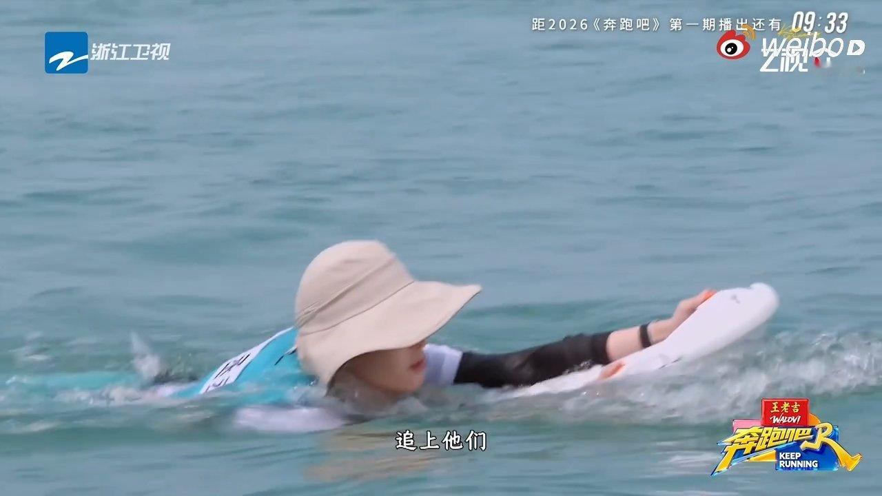 范丞丞海洋馆在逃海狗奔跑吧 笑不活了！范丞丞动力浮板前进姿势过于魔性，小脚疯狂打