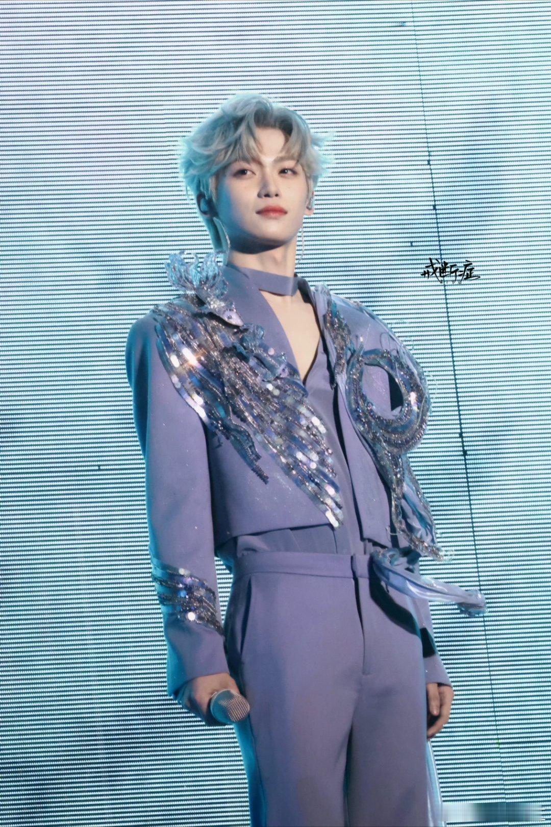 梓渝演唱会直拍梓渝演唱会饭拍饭拍出图速度好快！！这个直拍帅鼠了！！梓渝演唱会前发