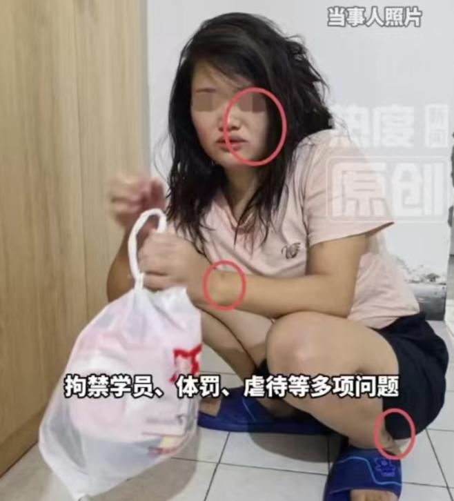 重庆，女子被父亲送入教育机构，她一进去，就不能与外面联系，在4个多月里，她亲眼目