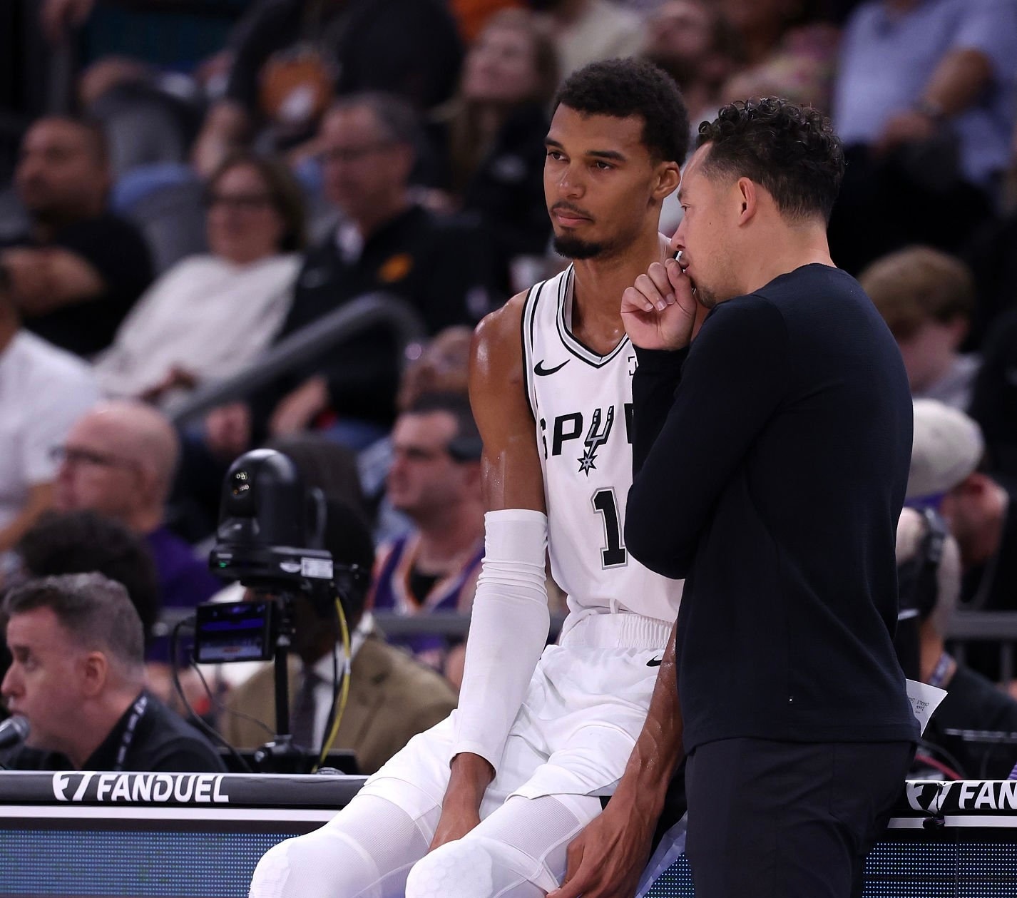 马刺主教练米奇谈到文班亚马明天复出对阵雷霆:“他肯定会很累，即兴奋又疲惫，我预计