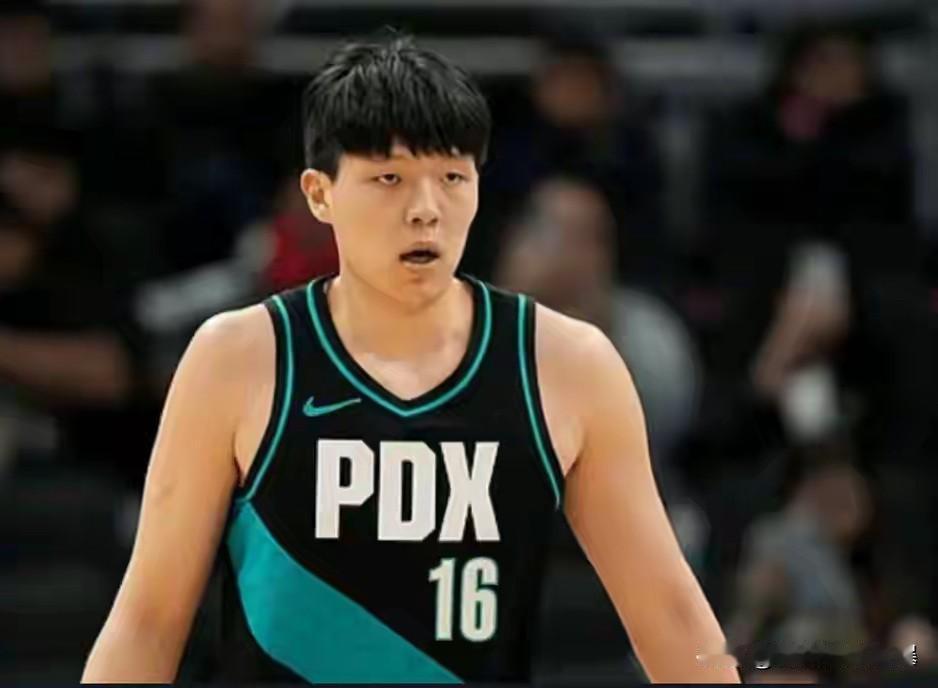 杨瀚森啊，开拓者给你机会不中用啊！第二节替补出场，杨瀚森3中0，得0分1个板，开