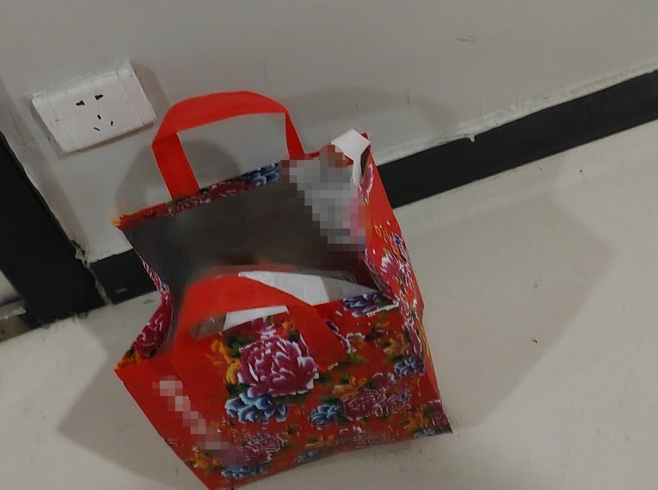 昨天去朋友公司拜访，他的办公地点在一栋商住两用型的公寓楼里。上了楼层，我发现部分