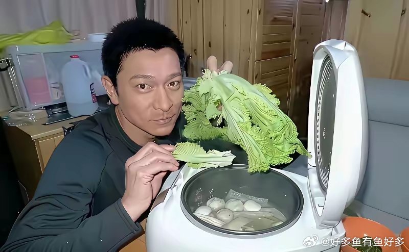 刘德华即使身家百亿，平时也吃的平平淡淡。刘天王对饮食非常自律，基本上看不到他吃大