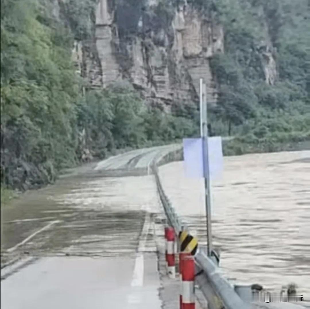 紧急通告:因陵川突降大雨，截止到8月21日，武家湾前往黑毛沟的道路因大水中断，自