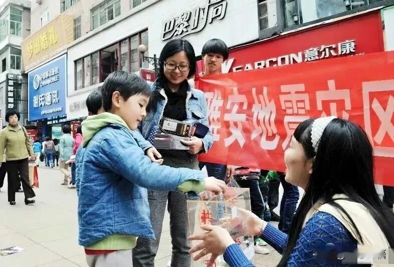 黄杨钿甜的天价耳环可谓一夜之间“捅破了天”！有细心网友刨根问底，扒出了雅安地震时