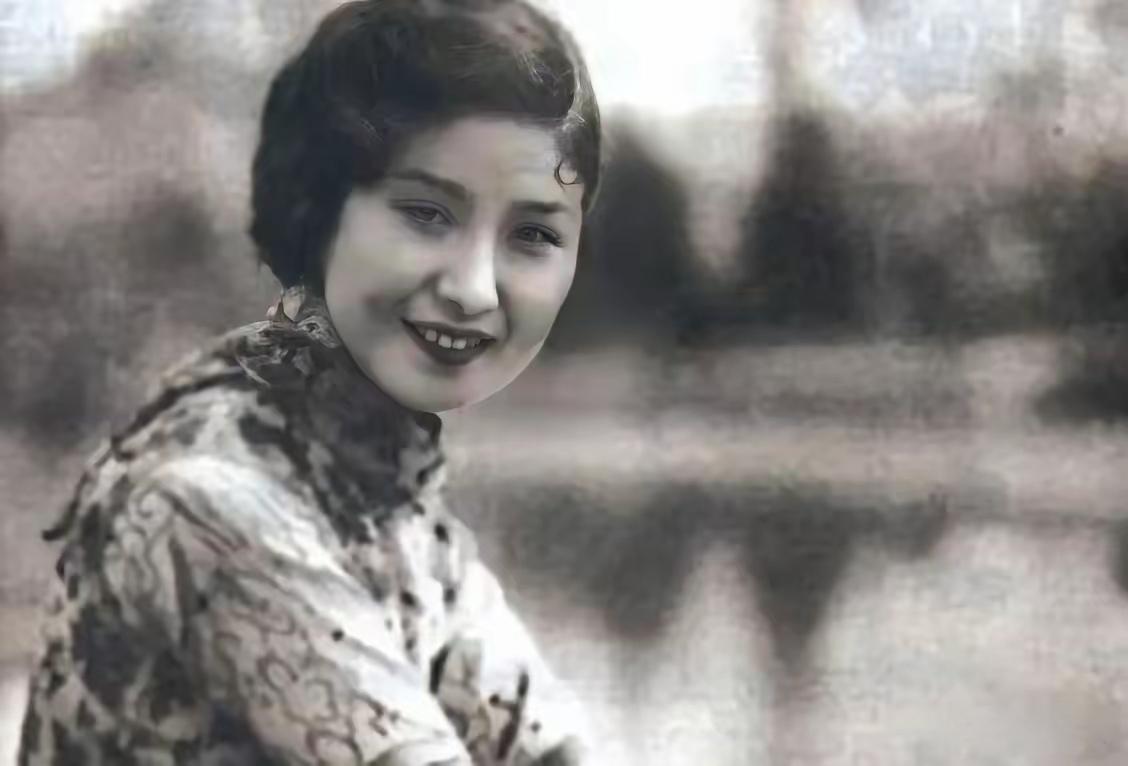 1942年春，青帮头目吴四宝被日本人毒死，他的老婆佘爱珍哭得死去活来。早就垂涎佘