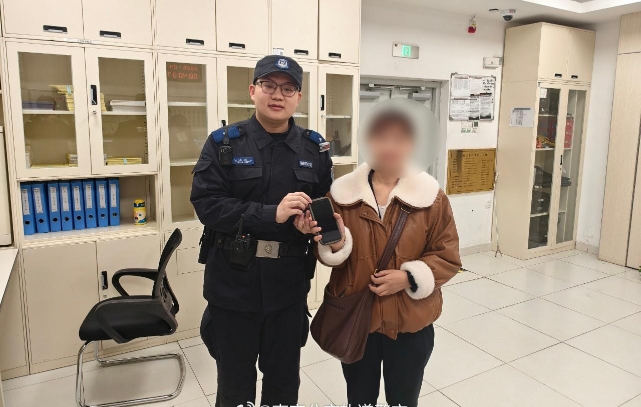 【小物件大温暖！遗失手机快速寻回】4月9日晚，南京地铁7号线永初路站，一名乘客不