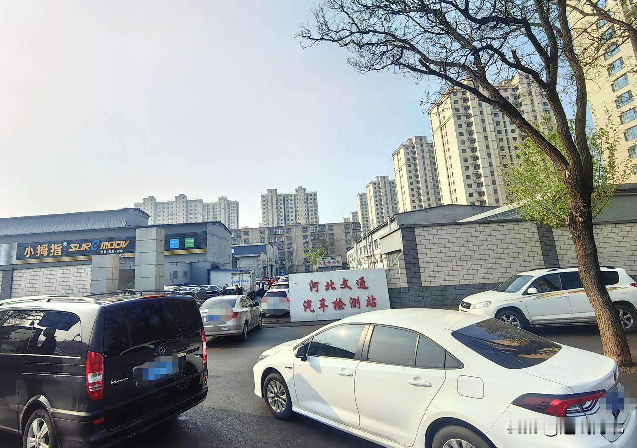 【没到9点就挤爆！石家庄车检站的长队，藏着这座城市的底气与温度】4月9日，石家庄