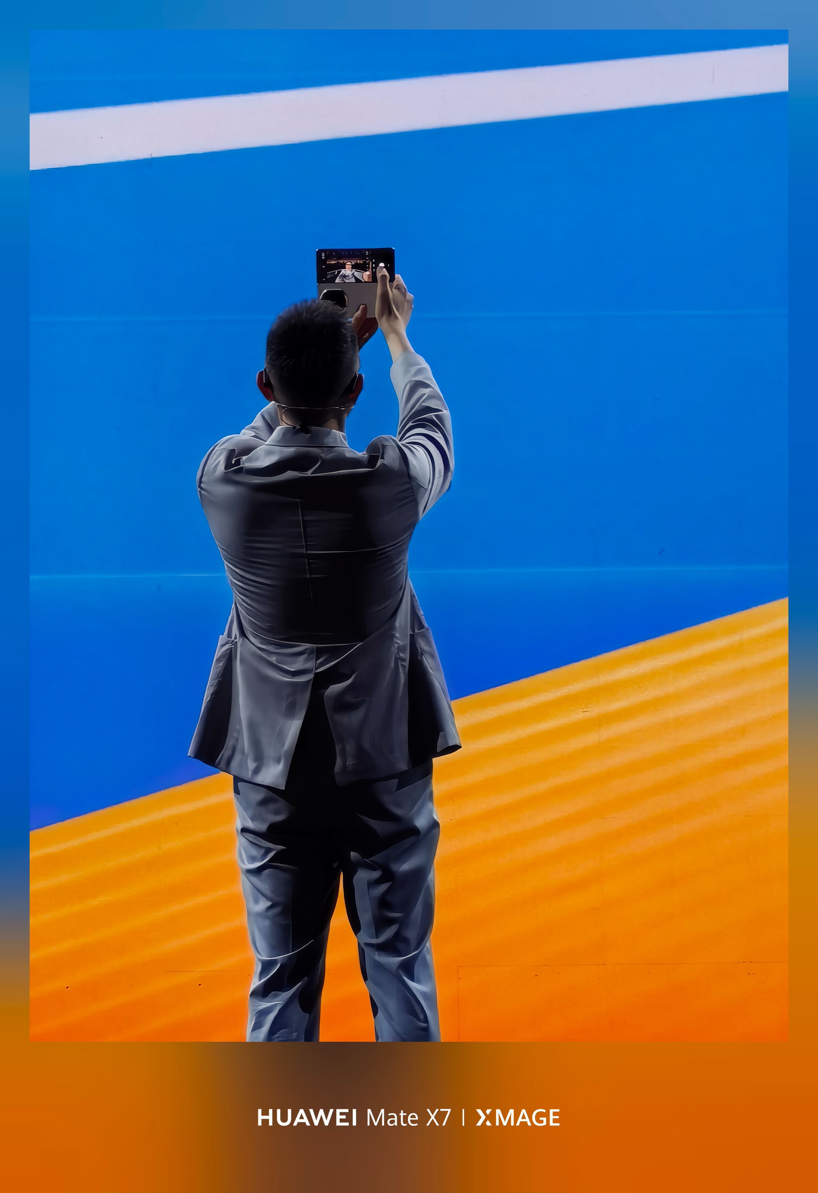 今年跨年，罗振宇在三亚的“时间的朋友”演讲上可太会整活了。零点倒计时那一刻，他拿