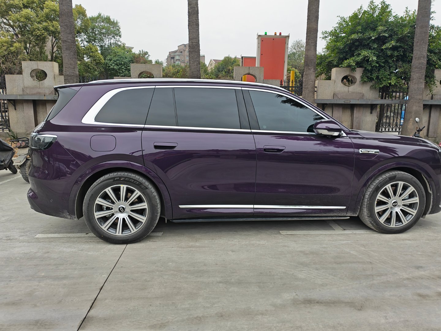 看到一辆紫色的问界M8，挺好看的。中国新能源汽车绝对是全球的风向标，大众级，中高