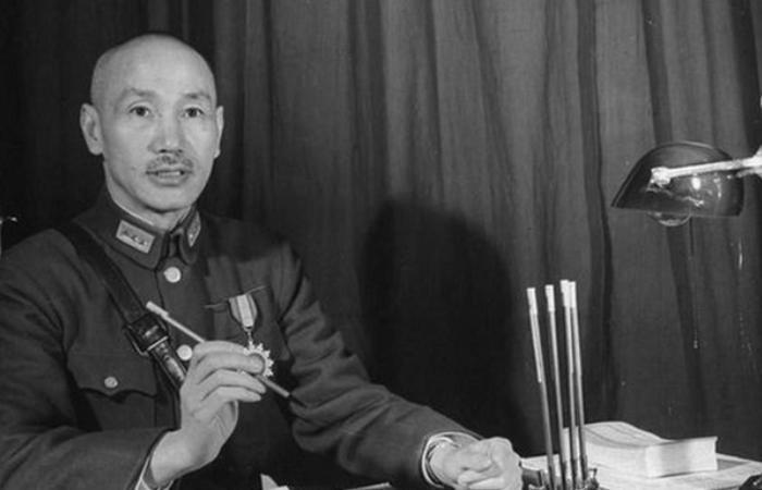 在1945年的重庆谈判上，蒋介石竟当面提出让毛主席出任省长，毛主席则反问：您说是
