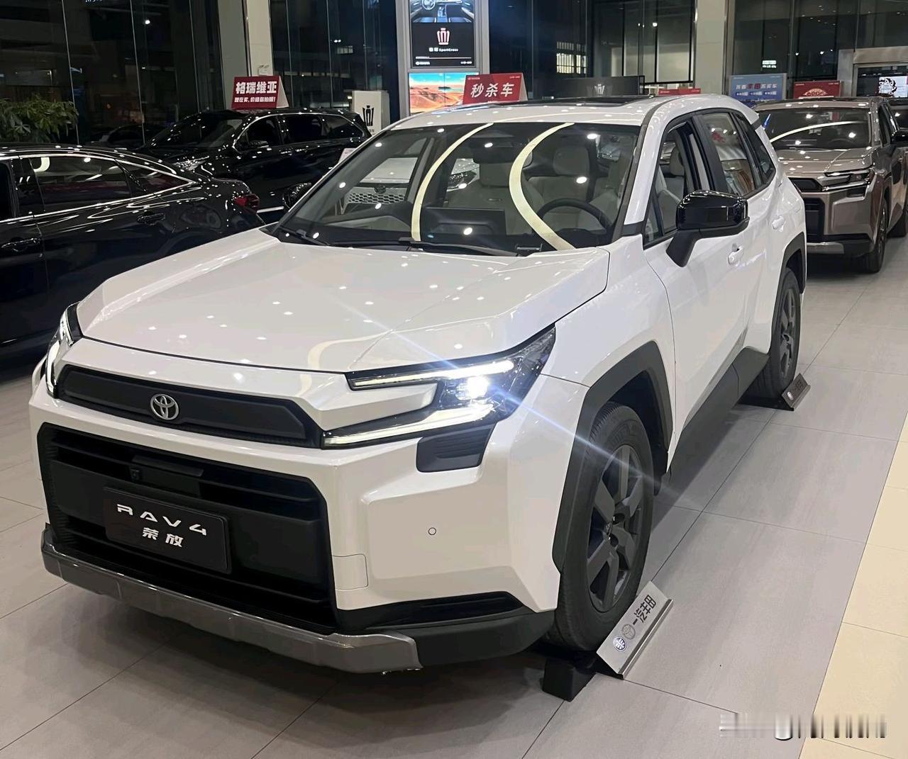 在2025年底一汽丰田推出的第六代RAV4荣放，通过在外观、动力和智能座舱等方面