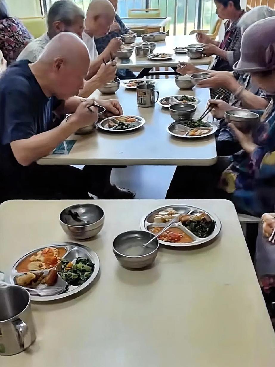 今后老年人的养老，真是个大问题！
听闻瘫痪在床的王老太，被送进了养老院，一直照顾