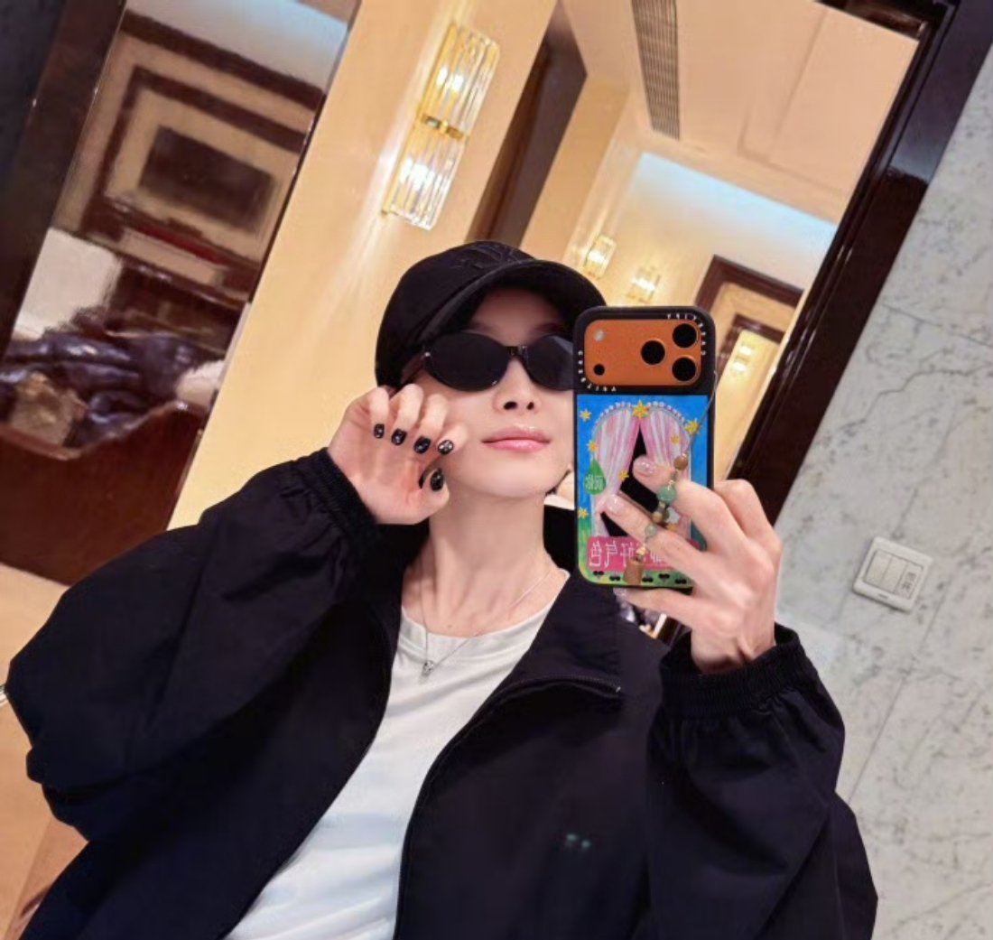 宋茜自拍拽姐感的神带上墨镜给人一种不一样的感觉呢这个气场就是不一样啊～ 