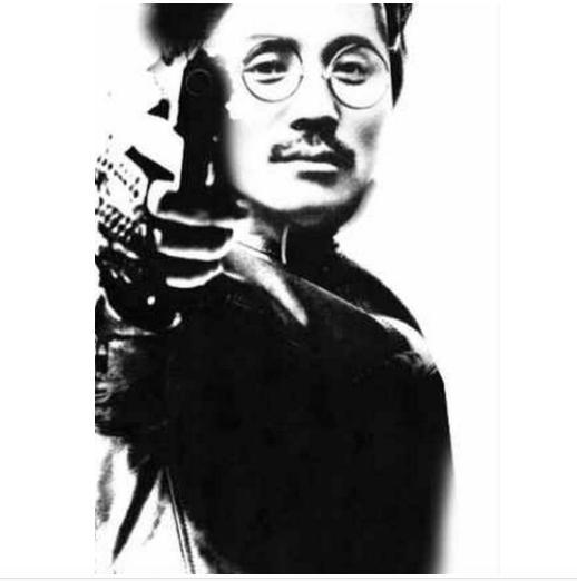 1936年，香港。一场欢愉后，一男子抚着余婉君的酥胸，眼神闪烁：“你丈夫不是王亚